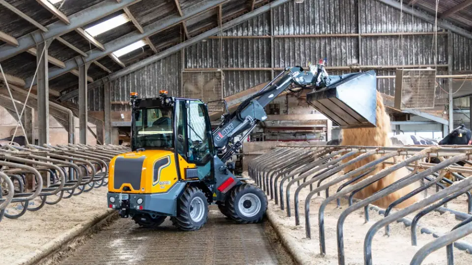 Giant telescooplader met bak in een stal