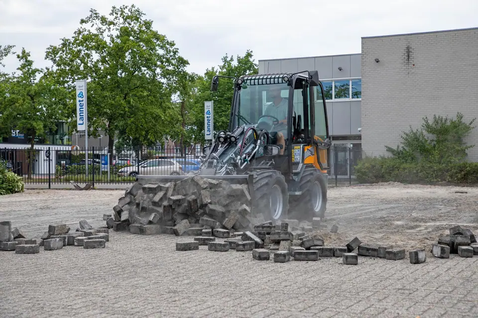Giant wiellader aan het werk op een bestratingsproject