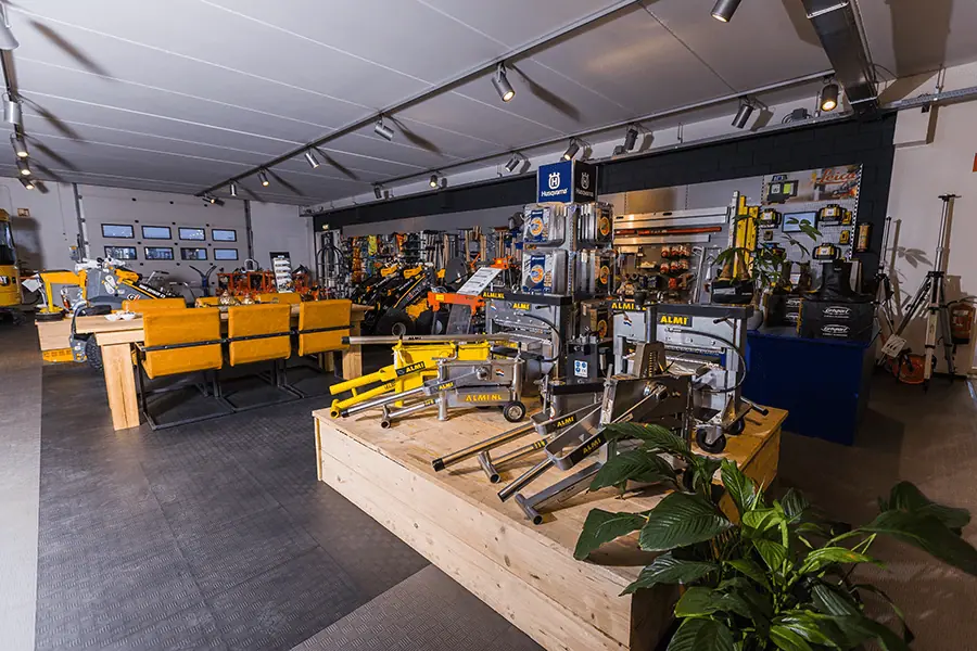 Onderdelen en accessoires in de showroom van Den Hartog