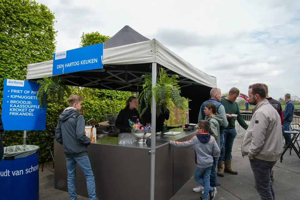 Klanten en vakgenoten tijdens een open dag bij Den Hartog