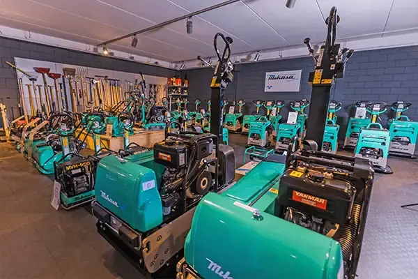 Mikasa trilplaten en stampers in de showroom