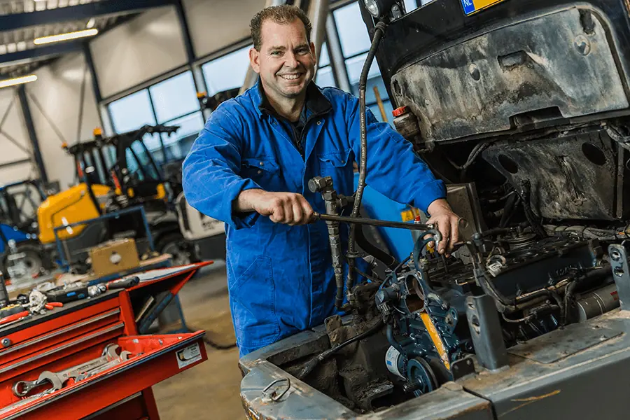 Monteur aan het werk in de werkplaats